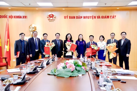 Trao Nghị quyết của Ủy ban Thường vụ Quốc hội về công tác cán bộ