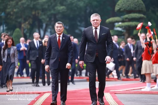 Vietnamese Prime Minister chairs official welcome ceremony for Slovak counterpart