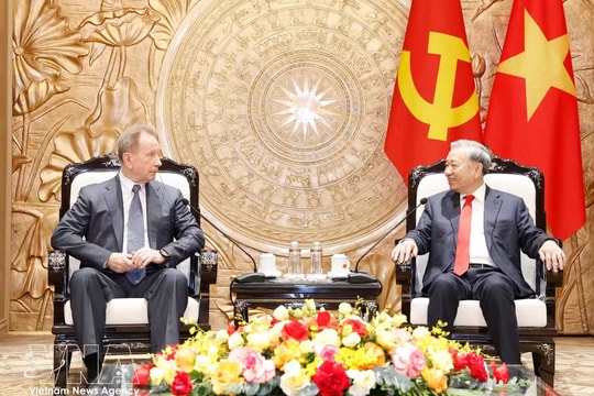 Top leader receives head of Russia’s Federal National Guard Service