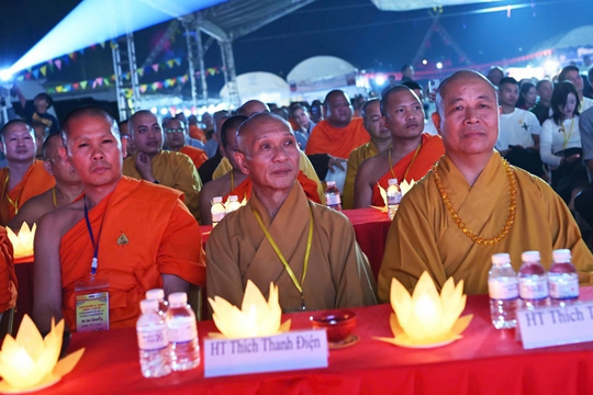 Linh thiêng đêm thắp nến cầu nguyện hòa bình và tưởng niệm các Anh hùng liệt sĩ Việt - Lào