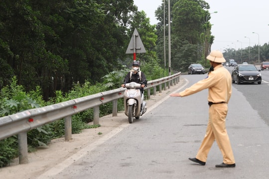 Hà Nội: Liều lĩnh đi xe máy vào cao tốc Đại lộ Thăng Long, hàng loạt tài xế bị xử lý