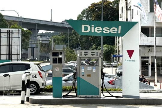 Malaysia tightens controls on border-town fuel stations