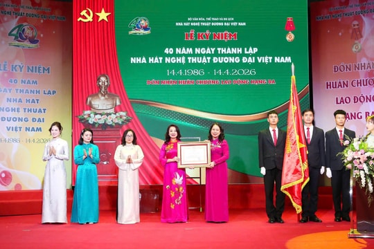 Nhà hát Nghệ thuật đương đại Việt Nam đón nhận Huân chương Lao động hạng Ba
