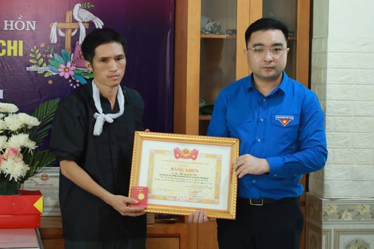 Nữ sinh qua đời khi cứu người trên biển được truy tặng Huy hiệu "Tuổi trẻ dũng cảm"