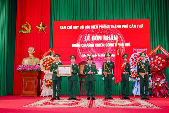 Bộ đội Biên phòng Cần Thơ đón nhận Huân chương Chiến công hạng Nhì