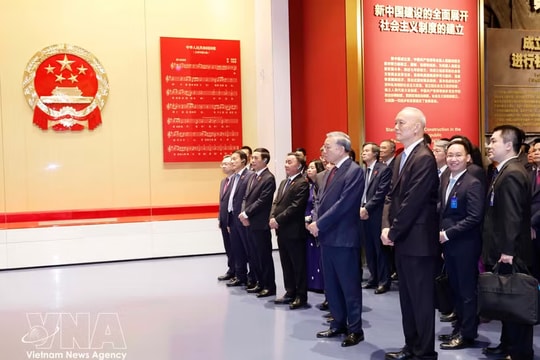 Vietnamese leader visits Museum of Communist Party of China in Beijing