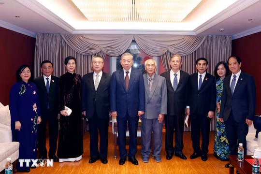 Tiếp tục “giữ lửa," không ngừng phát triển quan hệ Việt Nam-Trung Quốc