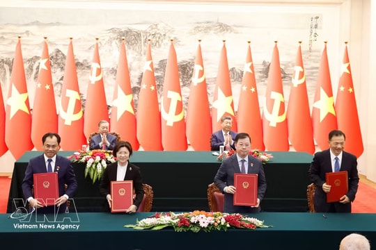Top Vietnamese, Chinese leaders witness signing of numerous cooperation documents