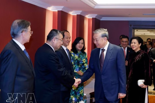 Top leader meets families of Vietnam-China friendship contributors in Beijing
