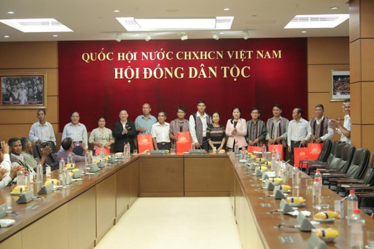 Phó Chủ tịch Hội đồng Dân tộc Đinh Thị Phương Lan tiếp Đoàn đại biểu người có uy tín tỉnh Quảng Ngãi