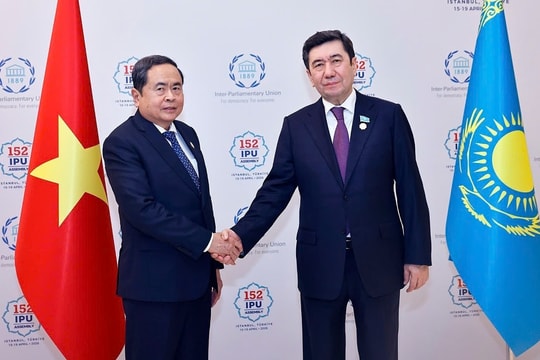 Chủ tịch Quốc hội Trần Thanh Mẫn gặp Chủ tịch Hạ viện Kazakhstan Yerlan Koshanov