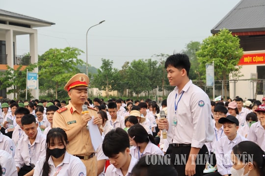 Thái Nguyên: Học sinh Trường THPT Tức Tranh được hướng dẫn kỹ năng lái xe gắn máy an toàn
