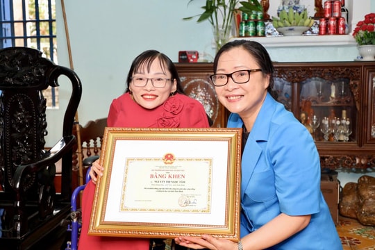 Bộ GD-ĐT trao Bằng khen cho cô giáo mở lớp học cộng đồng mang tên “Ngọc Tâm Thủy Tinh”