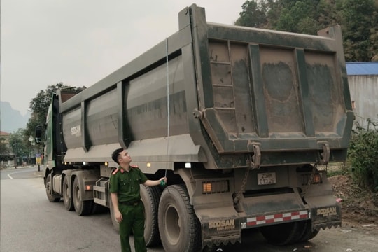 Thái Nguyên: Công an xã Thanh Thịnh kiểm tra xe tải tự đổ, xe sơ mi rơ mooc tự đổ