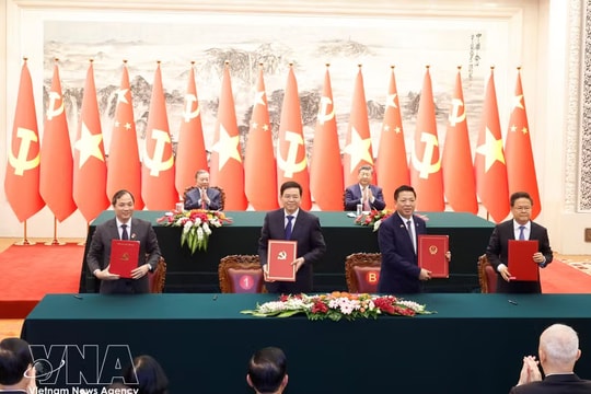 Vietnam, China sign 32 cooperation documents