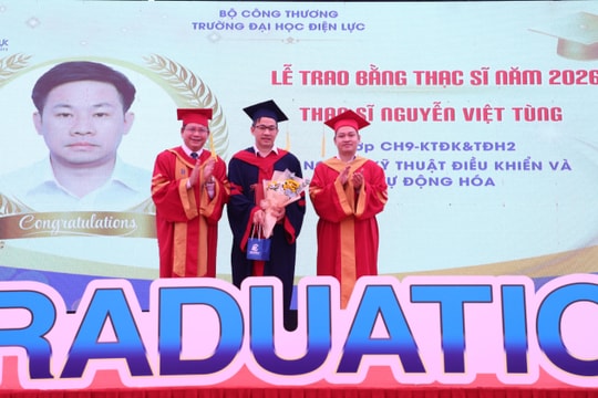 Trường Đại học Điện lực trao bằng tiến sĩ, thạc sĩ cho 18 học viên