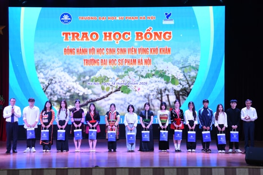 16 sinh viên Trường Đại học Sư phạm Hà Nội nhận học bổng Đồng hành với học sinh, sinh viên vùng khó khăn