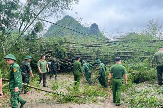 Cao Bằng: Đồn Biên phòng Ngọc Chung cùng Nhân dân khắc phục hậu quả mưa giông, ổn định cuộc sống