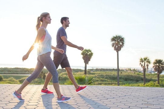 Bác sĩ tim mạch chỉ ra cách đi bộ đúng để giảm nguy cơ bệnh tim