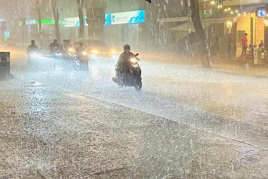 Dự báo thời tiết ngày 19/4: Bắc Bộ mưa dông diện rộng, cảnh báo lũ quét sạt lở