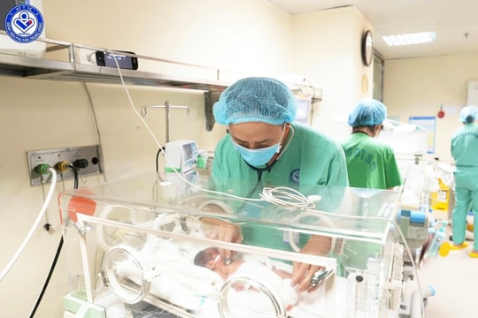 Hành trình hồi sinh của trẻ sinh cực non 500 gram sau hơn 4 tháng điều trị