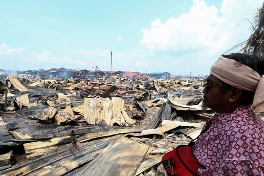 Fire destroys over 200 homes in Malaysia, hundreds evacuated