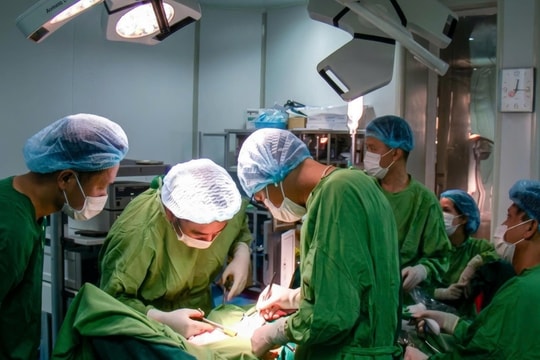 Đau bụng kéo dài, phát hiện mắc đồng thời hai ung thư nguyên phát hiếm gặp