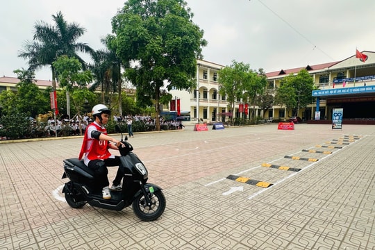 Thái Nguyên: Hướng dẫn kỹ năng lái xe gắn máy an toàn cho học sinh cấp 3