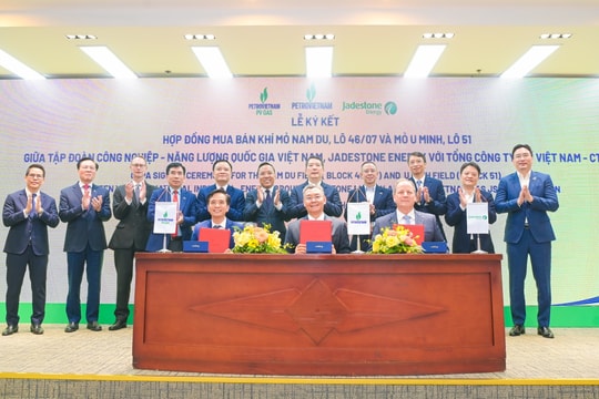 Petrovietnam: Ký kết và trao các văn kiện Dự án phát triển mỏ Nam Du - U Minh