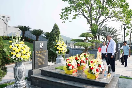 Top leader pays tribute to late Party General Secretary Ha Huy Tap in Ha Tinh province