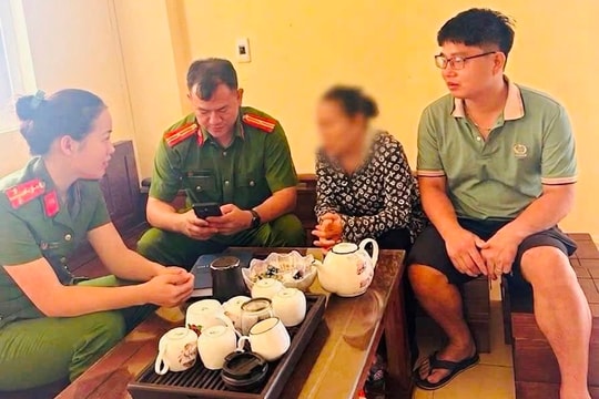 Suýt mất 5.000 USD vì tin món quà của người đàn ông quen trên mạng
