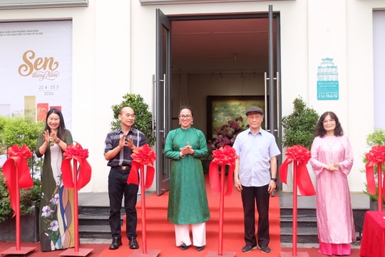 "Sen tháng Năm” giữa phố cổ Hà Nội