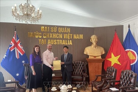 Australian veteran’s son returns diary of Vietnamese martyr