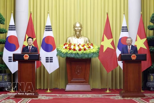 Vietnamese, RoK leaders meet press in Hanoi