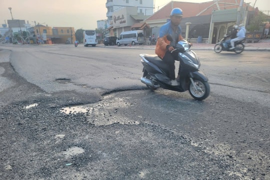 TP. Hồ Chí Minh: Yêu cầu khẩn trương khắc phục mặt đường Hoàng Hữu Nam