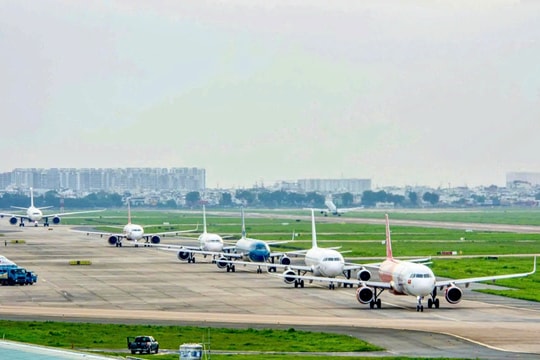 TP. Hồ Chí Minh: Sân bay Tân Sơn Nhất tăng chuyến, giải tỏa áp lực đi lại dịp lễ 30/4
