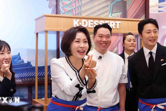 Phu nhân Kim Hea Kyung trải nghiệm Lễ hội Văn hóa-Du lịch Hàn Quốc tại Việt Nam