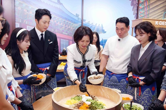 RoK First Lady experiences Korea Culture and Tourism Festival in Vietnam