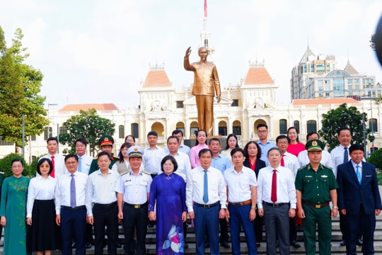 Đoàn đại biểu Trung ương và TP. Hồ Chí Minh dâng hoa tưởng nhớ Chủ tịch Hồ Chí Minh