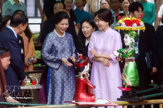 Vietnamese, Korean First Ladies visit Vietnam Museum of Ethnology
