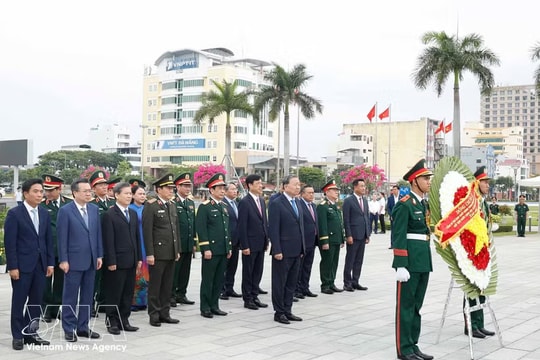 Party General Secretary, State President offers incense in tribute to fallen heroes in Da Nang