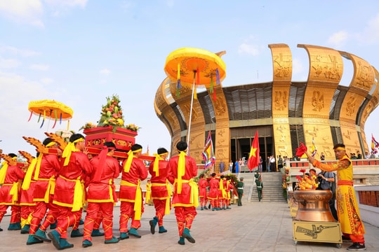 Lãnh đạo, người dân Cần Thơ, An Giang dâng hương Quốc Tổ Hùng Vương