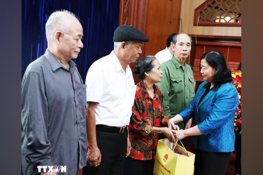 Chủ tịch Ủy ban Trung ương MTTQ Việt Nam Bùi Thị Minh Hoài thăm, tặng quà gia đình chính sách, người lao động có hoàn cảnh khó khăn tại Ninh Bình