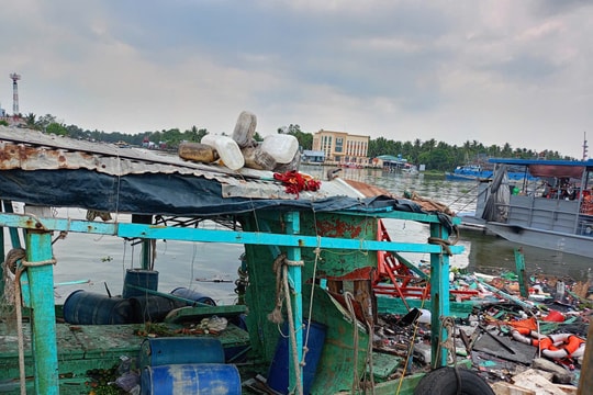 An Giang: Cháy, nổ tàu cá làm 7 người bị thương