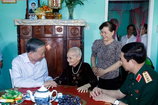 Party General Secretary and State President visits former leaders, Heroic Vietnamese Mother