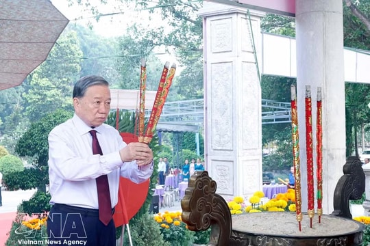 Top leader offers incense at Hill 82 Tan Bien Martyrs’ Cemetery