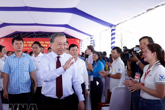 Party General Secretary and State President meets workers in Ho Chi Minh City
