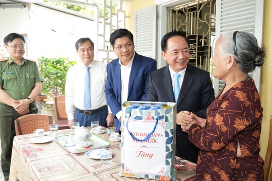 Trưởng Ban Tuyên giáo và Dân vận Trung ương Trịnh Văn Quyết thăm, tặng quà gia đình chính sách, người lao động khó khăn tại Huế