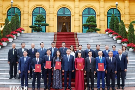 Tổng Bí thư, Chủ tịch nước Tô Lâm trao quyết định bổ nhiệm 5 Đại sứ Việt Nam tại nước ngoài