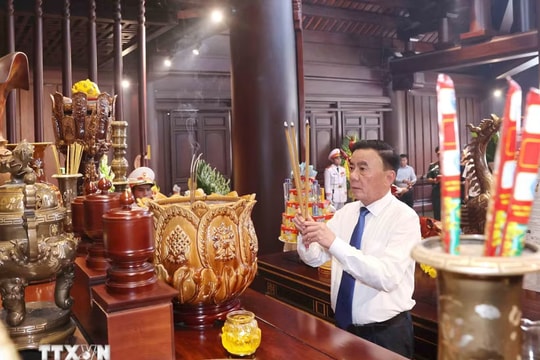 Thường trực Ban Bí thư Trần Cẩm Tú dâng hương, tưởng niệm các anh hùng, liệt sỹ tại tỉnh Điện Biên